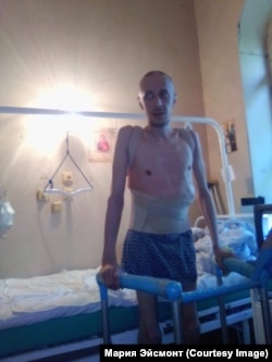 Дмитрий пробует делать первые шаги