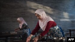 Кытайдагы уйгурлар кечки тамакка даярданууда.