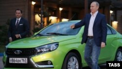 Російський лідер Володимир Путін на тлі автомобіля Lada Vesta, який був флагманом російського автопрому в 2015 році і випускається досі. Після того, як із РФ пішли французькі інвестори, модельний ряд зазнає лише мінорних оновлень