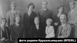 Розстріляна і знищена родина Крушельницьких. Сидять (зліва направо): Володимира, Тарас, Марія (мати), Лариса і батько Антін. Стоять: Остап, Галя (дружина Івана), Іван, Наталя (дружина Богдана), Богдан. Це фото стало символом знищення більшовицьким режимом