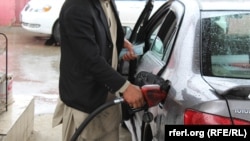 قمیت مواد نفتی در افغانستان در این اواخر افزایش یافته است و بسیاری از راننده ها و مردم عام خواهان اقدامات برای کاهش قیمت ها اند.