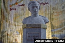 Чокон Валихановдун бедизи. Шанканай айылы, Алматы облусу, Казакстан. 16.4.2016.