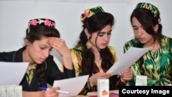 Девушки в национальной одежде в Душанбе. Архивное фото