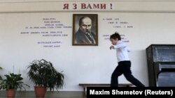 Дітей в окупації хочуть навчат за шкільними програмами Росії, інтегрувати новозахоплені регіони планують протягом наступних двох років