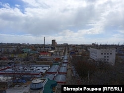 Бердянський ринок. В магазинах Бердянська майже відсутні продукти, крамниці зачинились через відсутність зв'язку. На ринках ціни дорожчають. Березень 2022 року