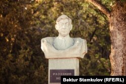 Искак Раззаковдун айкели.