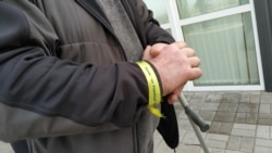 Браслет «Крим – це Україна» на руці Едема Бекірова