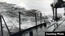 &#x414;&#x435;&#x432;&#x44F;&#x442;&#x438;&#x431;&#x430;&#x43B;&#x43B;&#x44C;&#x43D;&#x44B;&#x439; &#x448;&#x442;&#x43E;&#x440;&#x43C; &#x432; &#x432;&#x43E;&#x434;&#x430;&#x445; &#x421;&#x435;&#x432;&#x435;&#x440;&#x43D;&#x43E;&#x439; &#x410;&#x442;&#x43B;&#x430;&#x43D;&#x442;&#x438;&#x43A;&#x438;. &#x418;&#x44E;&#x43D;&#x44C; 1961 &#x433;&#x43E;&#x434;&#x430;.