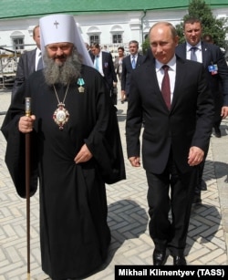 Київ, 27 липня 2013 року. Намісник Києво-Печерської лаври митрополит УПЦ (Московського патріархату) Павло (Лебідь), нагороджений державною нагородою Росії, і російський президент Володимир Путін на території лаври перед початком зустрічі з членами синоду УПЦ (МП)