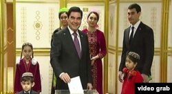 На семейных фото президента Гурбангулы Бердымухамедова его супруги никогда не бывает