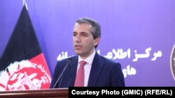 صدیق صدیقی سخنگوی رئیس جمهور افغانستان حین پاسخ به سؤالات خبرنگاران در مرکز رسانه‌های حکومت