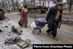 Местные жители бегут из своих домов после того, как сепаратисты, которых поддерживает Россия, захватили контроль над городом