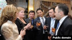 Курманбек Бакиев түзгөн президенттик катчылыкта иштеген кызматкерлер.