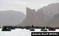 بند امیر از جاذبه های توریستی افغانستان است که همه ساله تعداد زیادی از مردان و زنان از این منظره زیبای طبیعت دیدن می کنند