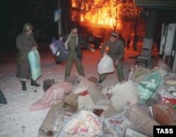 Жителі Грозного рятують своє майно з палаючого будинку. Чечня, 23 грудня 1994 року