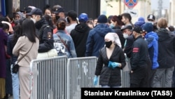 Москвадагы элчиликте кезек күткөндөр