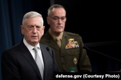 Ministrul apărării James N. Mattis cu generalul Joe Dunford, la Pentagon, 13 aprilie 2018.