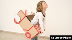 Изложбата на интерактивни картонски играчки „Град од картон“ на Викторија Книш од Украина.