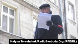 Фото від 202 року. Юрій Вінничук читає одного із своїх скандальних віршів