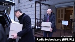 Коробки з опечатаними роботами конкурсантів на посади у Верховному суді вантажать до авто, аби відвезти до ВККСУ