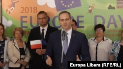 Vitali Ignatiev (în centru), vorbind de Ziua Europei la Universitatea din Tiraspol