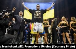 Український боксер Олександр Усик після перемоги над росіянином Муратом Гассієвим. Москва, 22 липня 2018 року