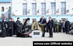 Митрополит УПЦ (МП) Сімферопольський і Кримський Лазар (Швець) бере участь в закладенні каменя біля основи пам'ятника «кримським ополченцям всіх часів»