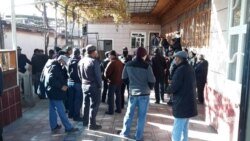 Маянасын ала албаган жумушчулар жол куруучу компаниянын кеңсесине топтолушту.