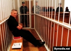 Былы міністар сельскай гаспадаркі Васіль Лявонаў за кратамі ў клетцы ў залі суду