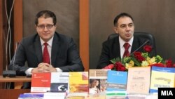 Министерот за образование Панче Кралев и ректорот на универзитетот Св. Кирил и Методиј, Велимир Стојковски.