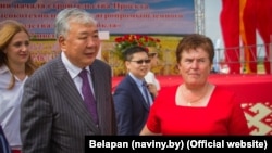 БНБКнын директору Даниил Урицкий орун басары Надежда Котковец менен. 27.7.2018-жыл. (Сүрөт булагы: Belаpan агенттиги).