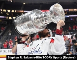 Алексанжр Овечкин с Кубком Стэнли, главным трофеем НХЛ, который его команда выиграла в 2018 году