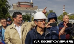 Голова МАГАТЕ Рафаель Ґроссі (посередині) на території Запорізької АЕС, 1 вересня 2022 року