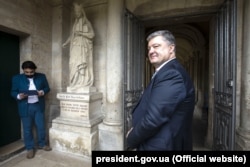 Президент України Петро Порошенко біля скульптури Анні Київській, королеви Франції. Санліс, 26 червня 2017 року