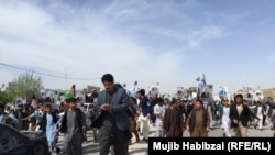 د احتجاج کوونکو اساسي هدف دا وو چې د تېرې یوې اوونۍ په ترڅ کې د مزارشریف له لویو واټونو او څلور لارو څخه د جنرال عبدالرشید دوستم تصویرونه شکول شوي وو.