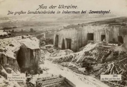 Стара німецька фотографія, на якій зображені пісковики в районі передмістя Севастополя Інкермані. Переклад напису з німецької: «Із України. Великі піщані кар'єри в Інкермані, Севастополь»