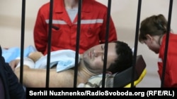 Відсторонений від посади голови Державної фіскальної служби Роман Насіров у залі суду на ношах, 4 березня 2017 року