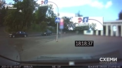 Згодом журналісти зафіксували кортеж Суркісів, який їхав зустрічною смугою там, де нещодавно їхав тротуаром