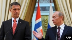 Rusiyanın baş naziri Vladimir Putin və norveçli həmkarı Yens Stoltenberq 2009-ci ildə Moskvada mətbuat konfransında.