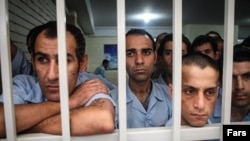 تعدادی از افراد معتاد که برای مداوا تحت نظارت قرار گرفته اند.