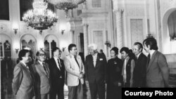 Кремлде кыргыз жазуучулары. 1986-жыл. Солдон оңго карай: К. Жусупов, К. Артыкбаев, С. Жусуев, Т. Сыдыкбеков, Ч. Айтматов, З.Сооронбаева, М. Абылкасымова, Т. Касымбеков, М. Мураталиев. Сүрөттү тарткан Н. Кочнев.