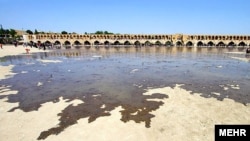 У реки Зайендеруд.