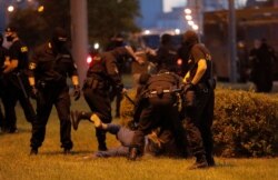 Масові протести в Мінську після оголошення попередніх результатів виборів президента Білорусі. 10 серпня 2020 року