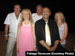 Ёсіф Раўдановіч (за заднім пляне) з гуртом Тэймура Пагасьяна