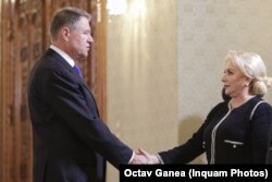 Președintele Klaus Iohannis și fostul premier PSD Viorica Dăncilă.