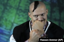 Кримський козак Олександр Усик на пресконференції в Саудівській Аравії, 17 серпня 2022 року