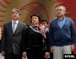 Алмазбек Атамбаев, Роза Отунбаева, Өмүрбек Текебаев.