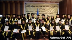 گروهی ازدخترانی که در آخرین سالهای جمهوریت اسناد فراغت از دوره قابله گی را در کابل به دست آورده بودند. این چنین آموزش ها در جریان نزدیک به سه سال گذشته در افغانستان خیلی کم رنگ شده است