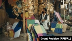 یک دکان کاغذپران فروشی در شهر کابل، عکس از آرشیف