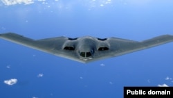 Самолет B-2 Spirit взлетает после дозаправки над Тихим океаном, 2006 год (фото иллюстративное)